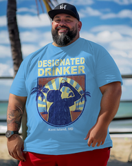 DESIGNATED DRINKER Bedrucktes Kurzarm-T-Shirt für Herren in Übergröße