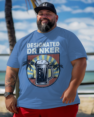 DESIGNATED DRINKER Bedrucktes Kurzarm-T-Shirt für Herren in Übergröße
