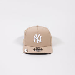 NEW ERA EXCLUSIVE A-FRAME LIGHT KHAKI NEW YORK YANKEES SNAPBACK W/ 1999 WORLD SERIES SIDE PATCH